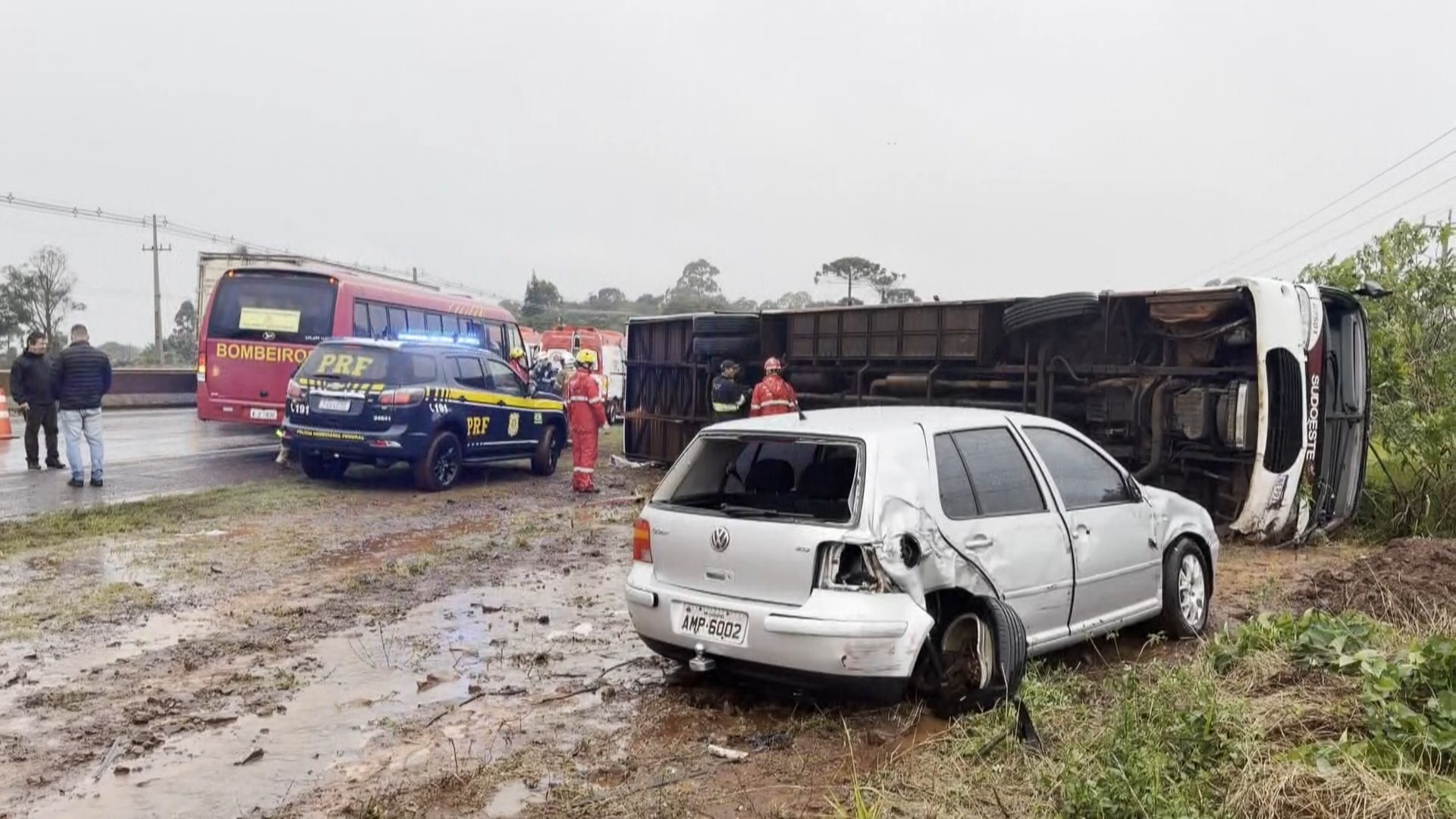 Ônibus que transportava 22 passageiros tomba na BR-277, em Cascavel; ao menos 14 pessoas ficaram feridas