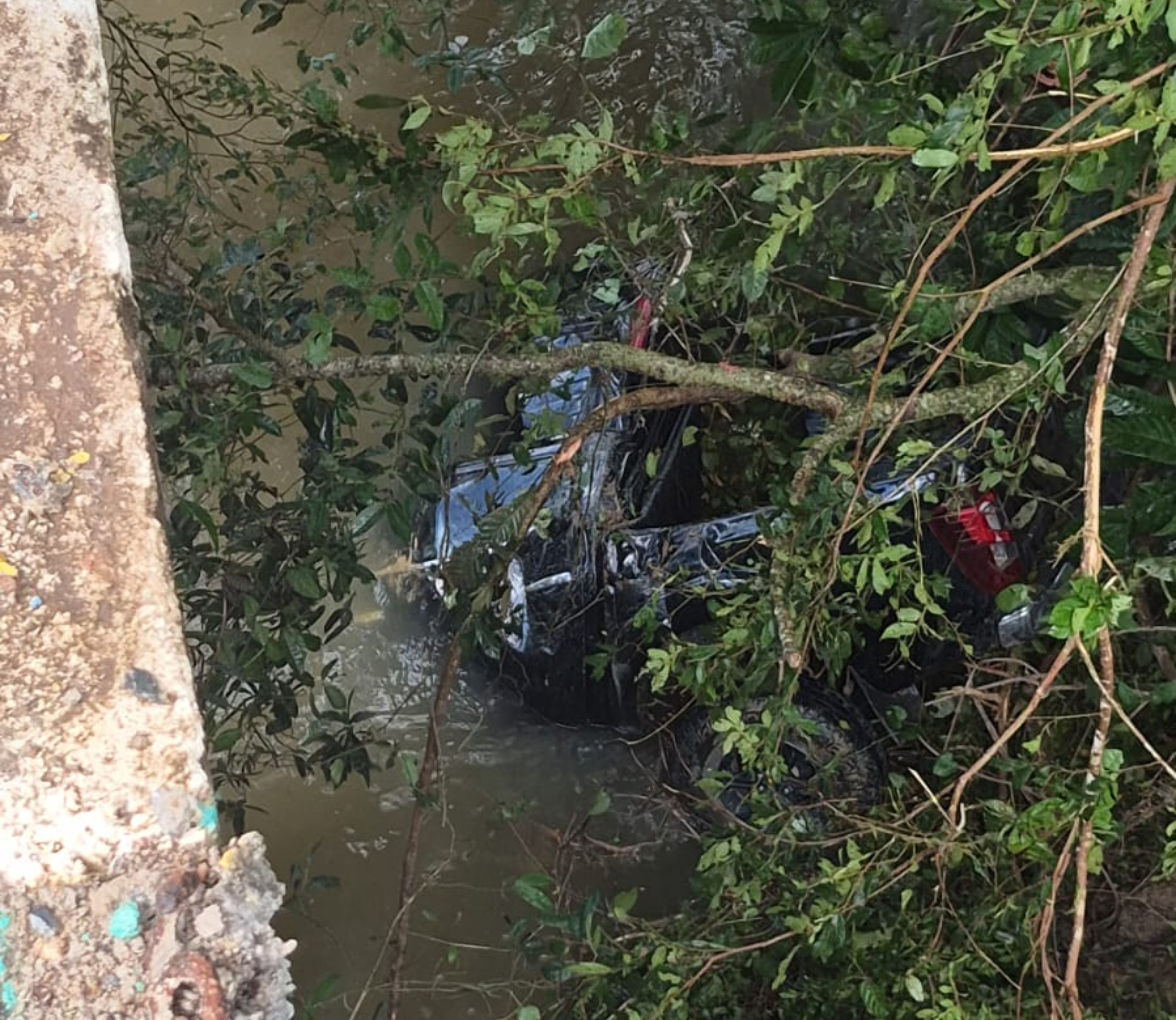 Motorista despenca cerca de 10 metros em ponte no Amajari após perder controle durante chuva