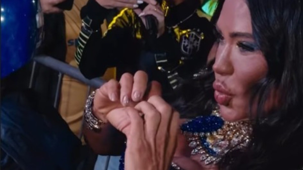 Gracyanne é coroada 'Rainha do Alzirão' em noite de Brasil x Haiti
