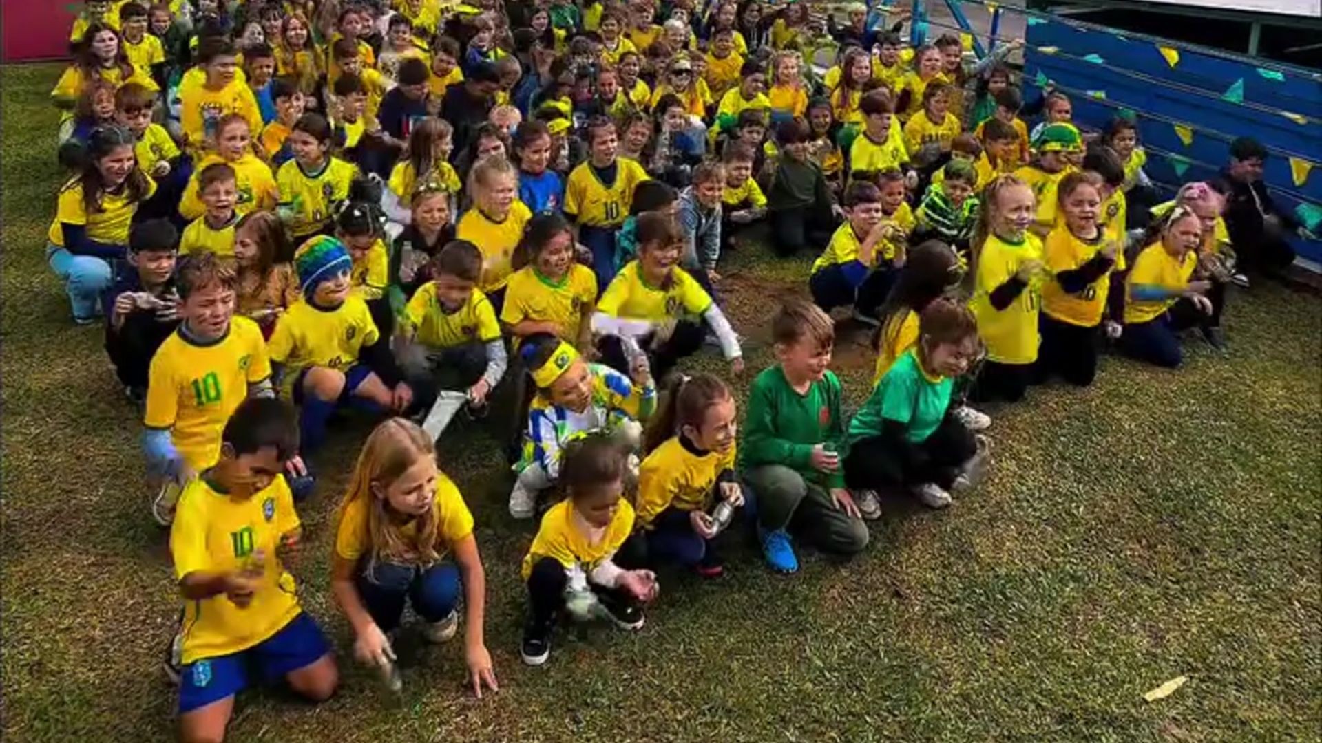'Quando eu vi todos já estavam cantando': diretor ensina música a alunos e vídeo de torcida para o Brasil na Copa viraliza