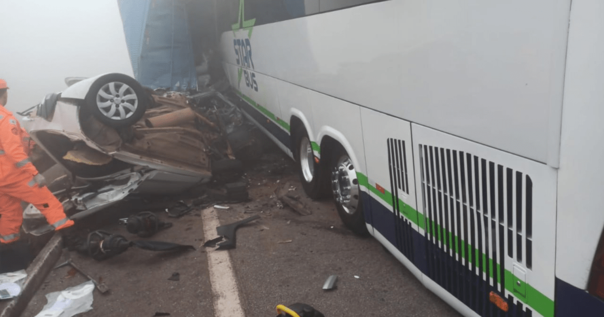 Acidente com 14 veículos na BR-262, em Betim, deixa um morto e 5 feridos