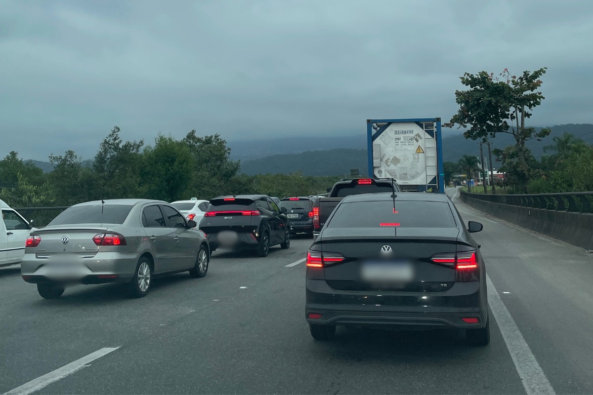 Congestionamento na Imigrantes: alto fluxo de veículos e obras travam trânsito no sentido capital