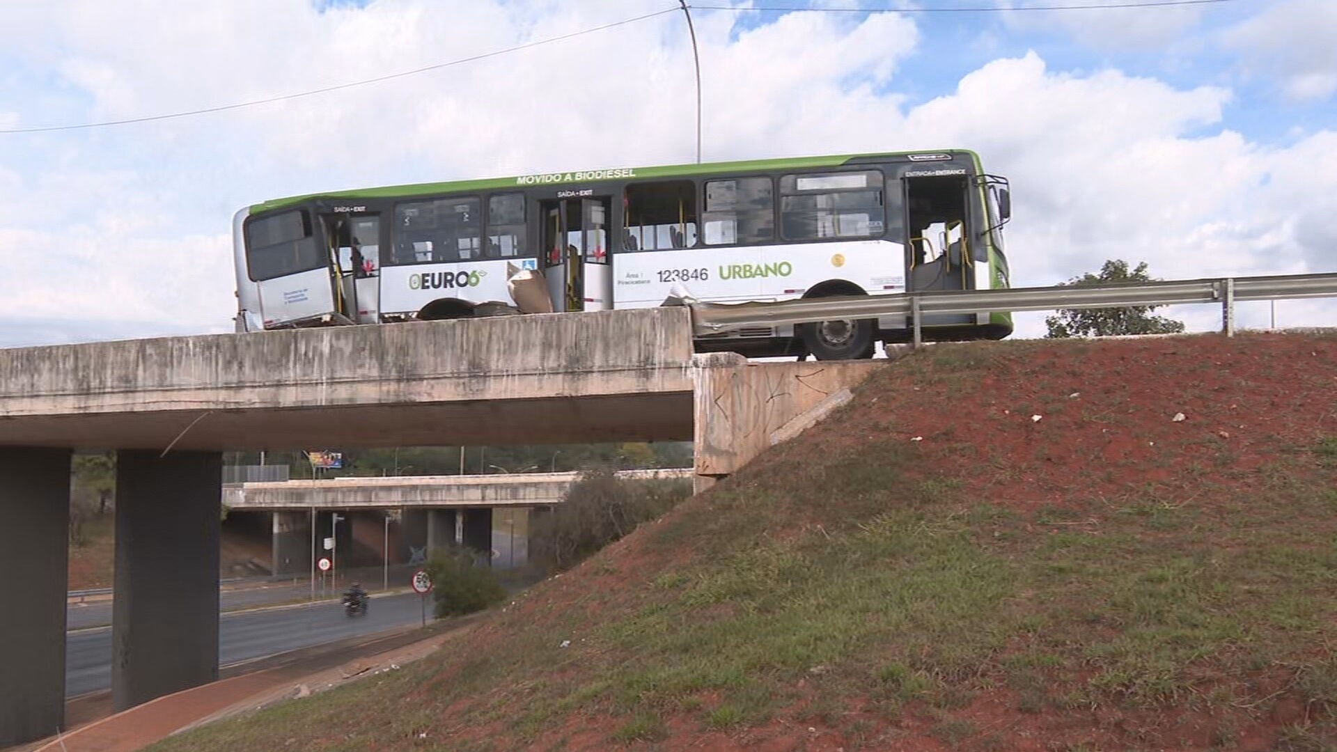Ônibus perde freio e bate na mureta da Ponte do Bragueto, no DF