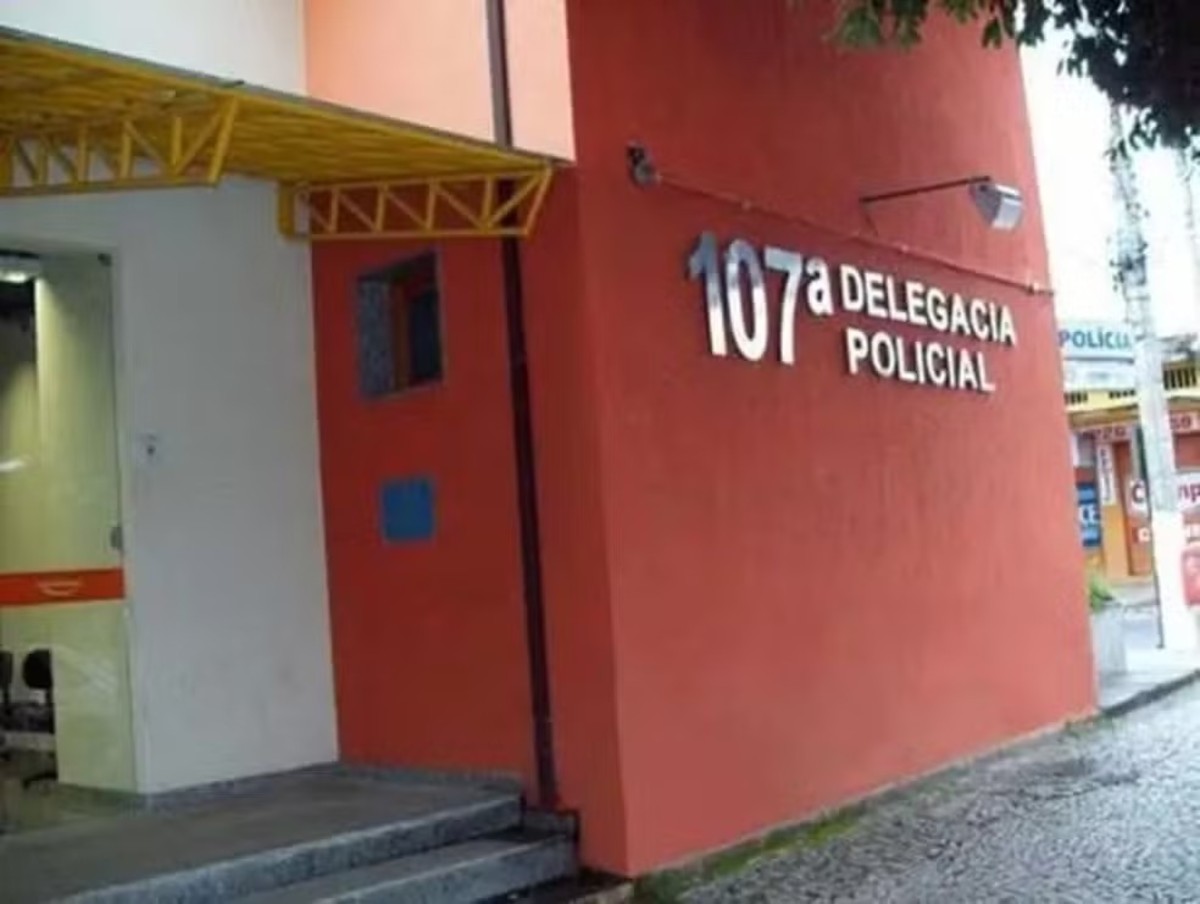 Operadora de caixa é presa por suspeita de usar cartão fidelidade de idoso em Paraíba do Sul