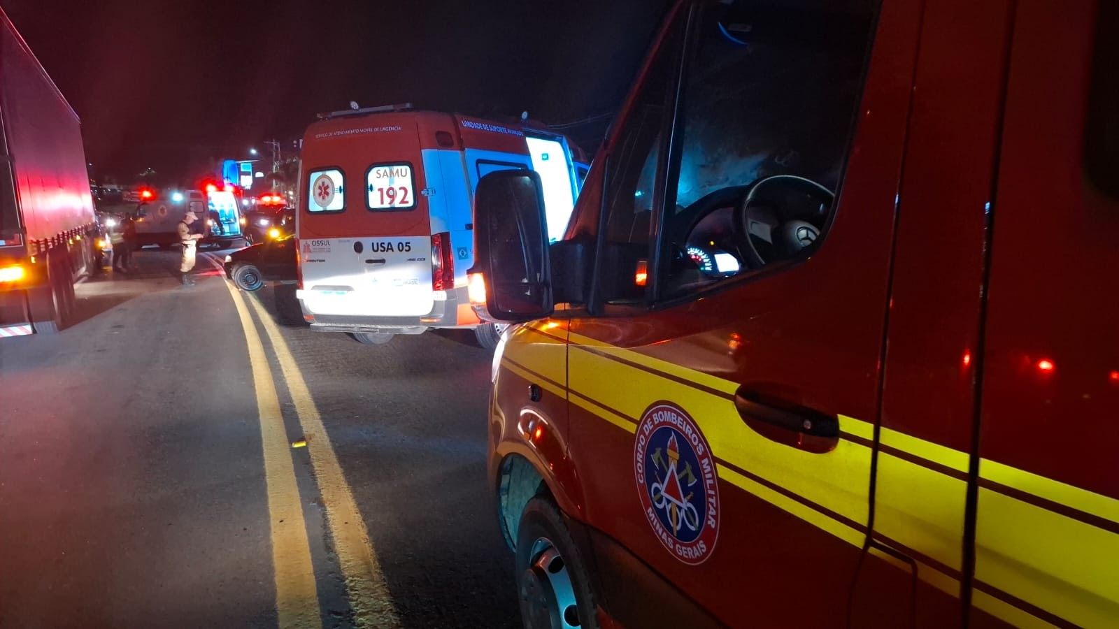 Batida frontal na BR-459 deixa feridos e mobiliza resgate em Pouso Alegre, MG