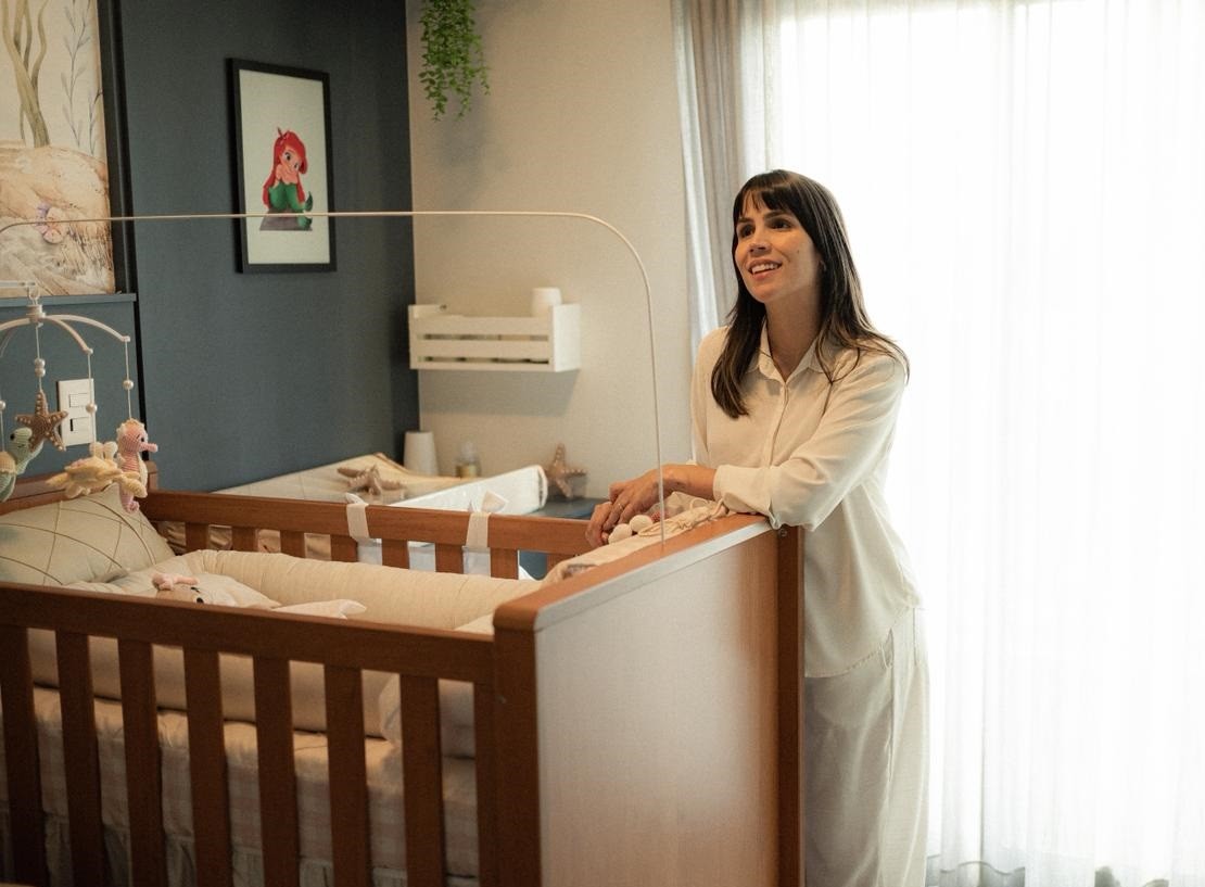 Grávida, Pérola Faria apresenta quarto da filha com marcenaria azul