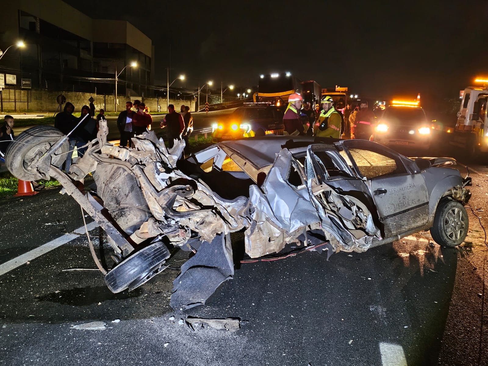 Engavetamento mata duas pessoas e deixa carros retorcidos em rodovia no interior de SP