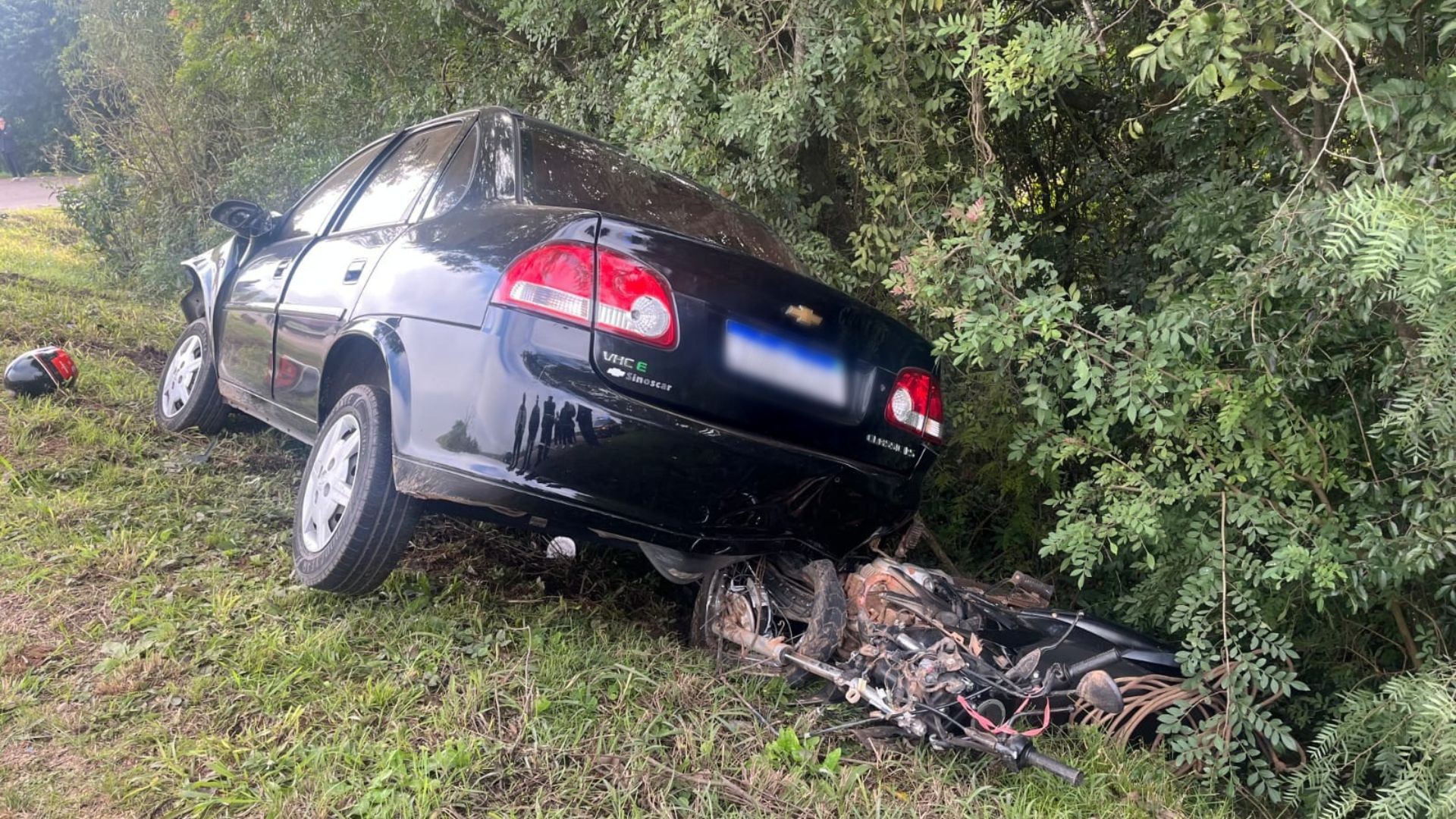 Motociclista morre após ser atingido por carro que invadiu a contramão na BR-471