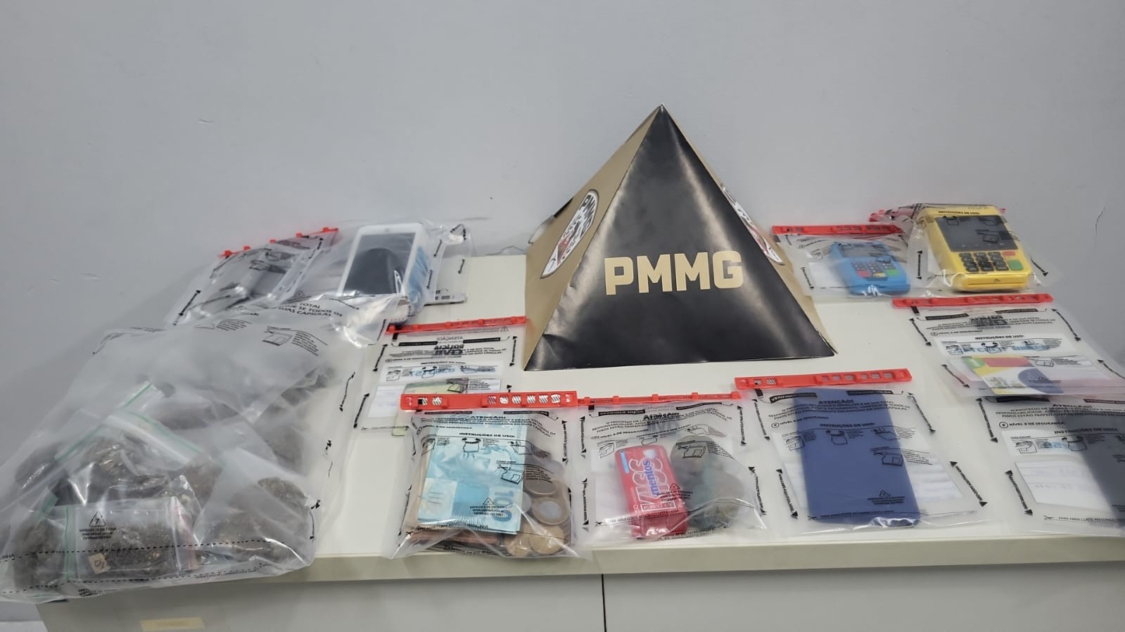 Casal é preso após polícia encontrar drogas escondidas em carrinho de bebê em Governador Valadares