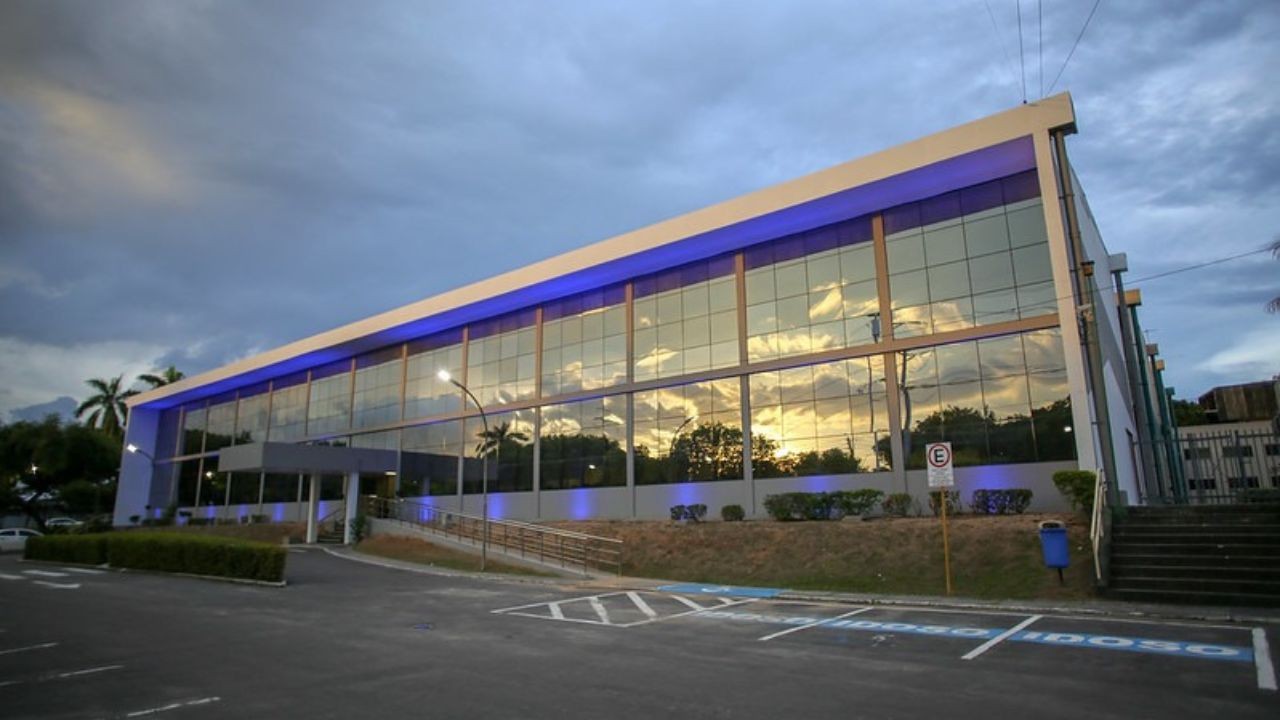 Prefeitura de Manaus firma contrato de R$ 251 mil sem licitação para treinar comunicação de gestores