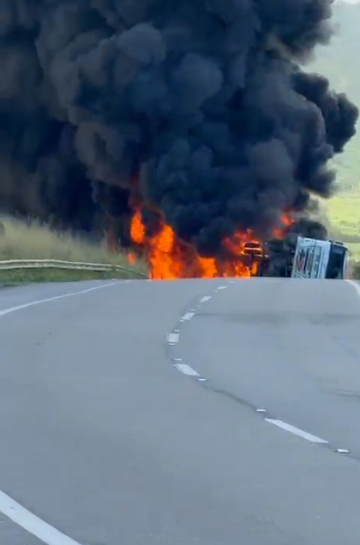 Caminhão de carga tomba e explode em trecho da BR-101, em Alagoas; rodovia é interditada