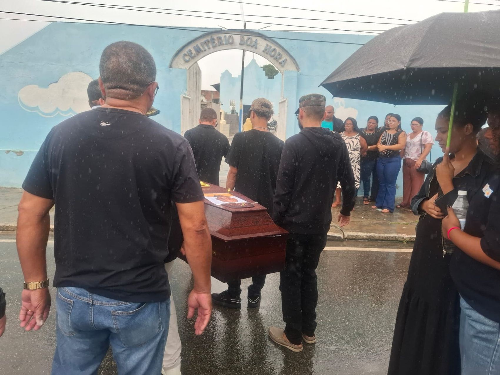 Familiares e amigos se despedem de gerente da Ceasa morto em Malhador