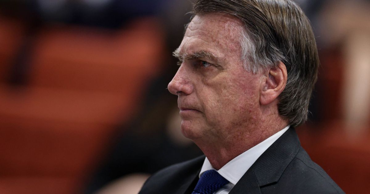 Polícia Civil colhe depoimento de Bolsonaro sobre arma apreendida em blitz