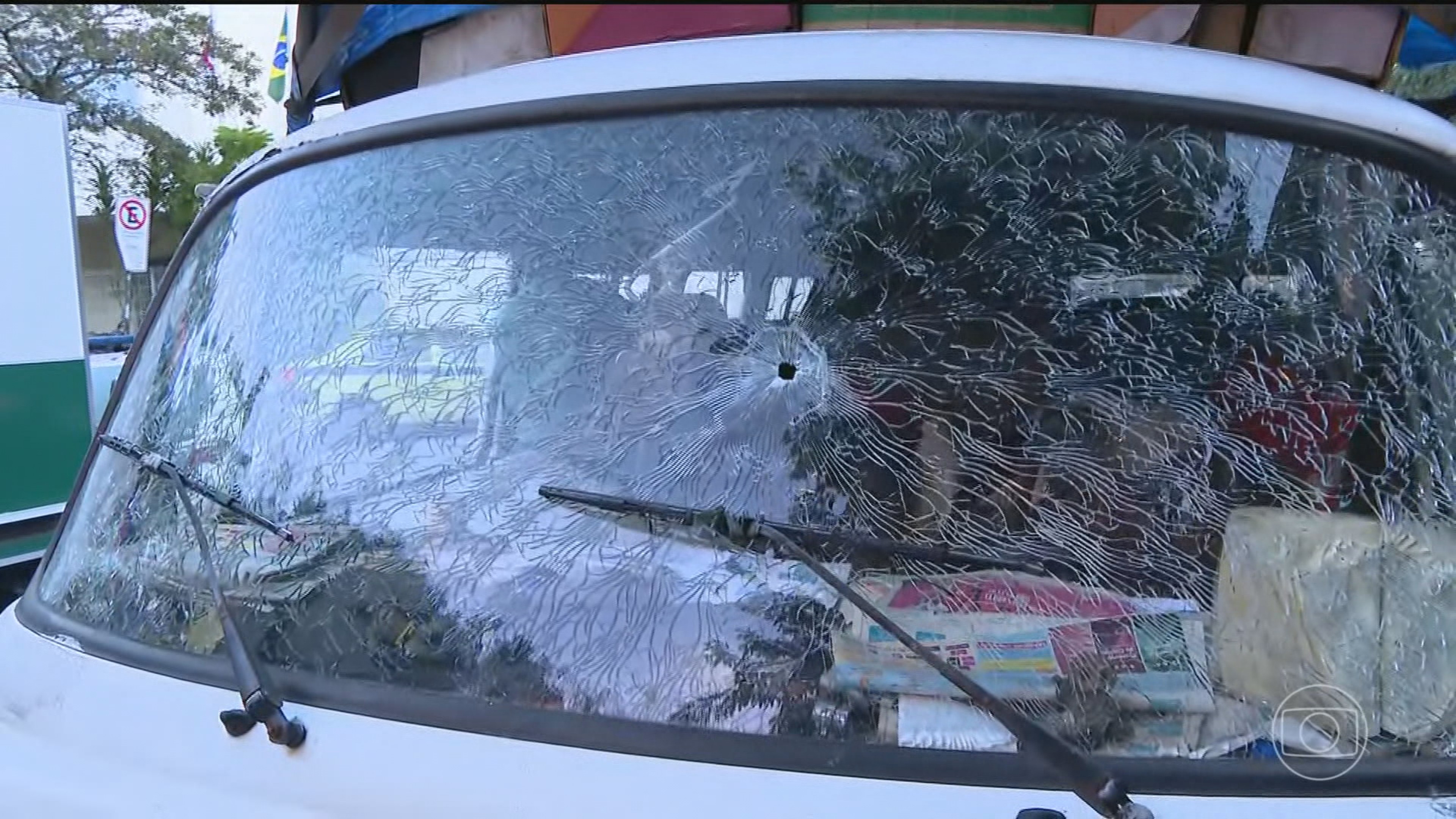 Passageiro é baleado dentro de ônibus em meio a confronto entre policiais e bandidos no Rio