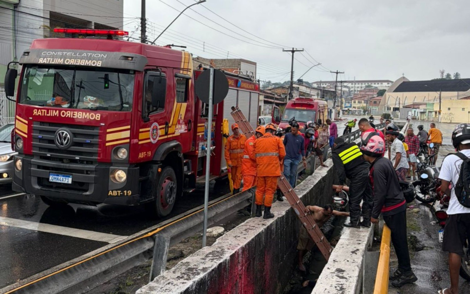Motociclista perde controle e cai em canal na Zona Norte de Aracaju