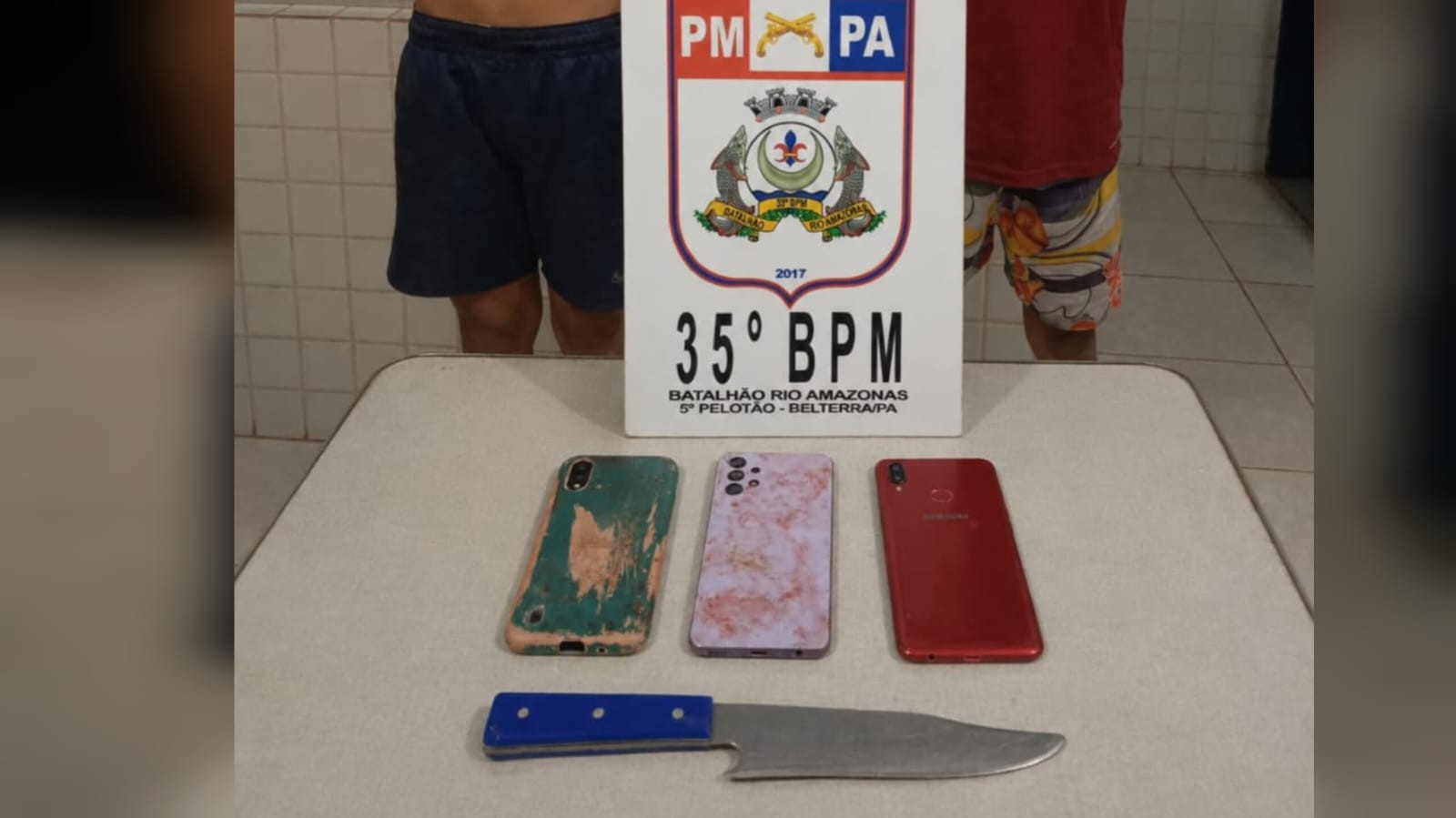 Adolescentes de 15 e 17 anos são apreendidos suspeitos de render homem com faca e roubar celular em Belterra