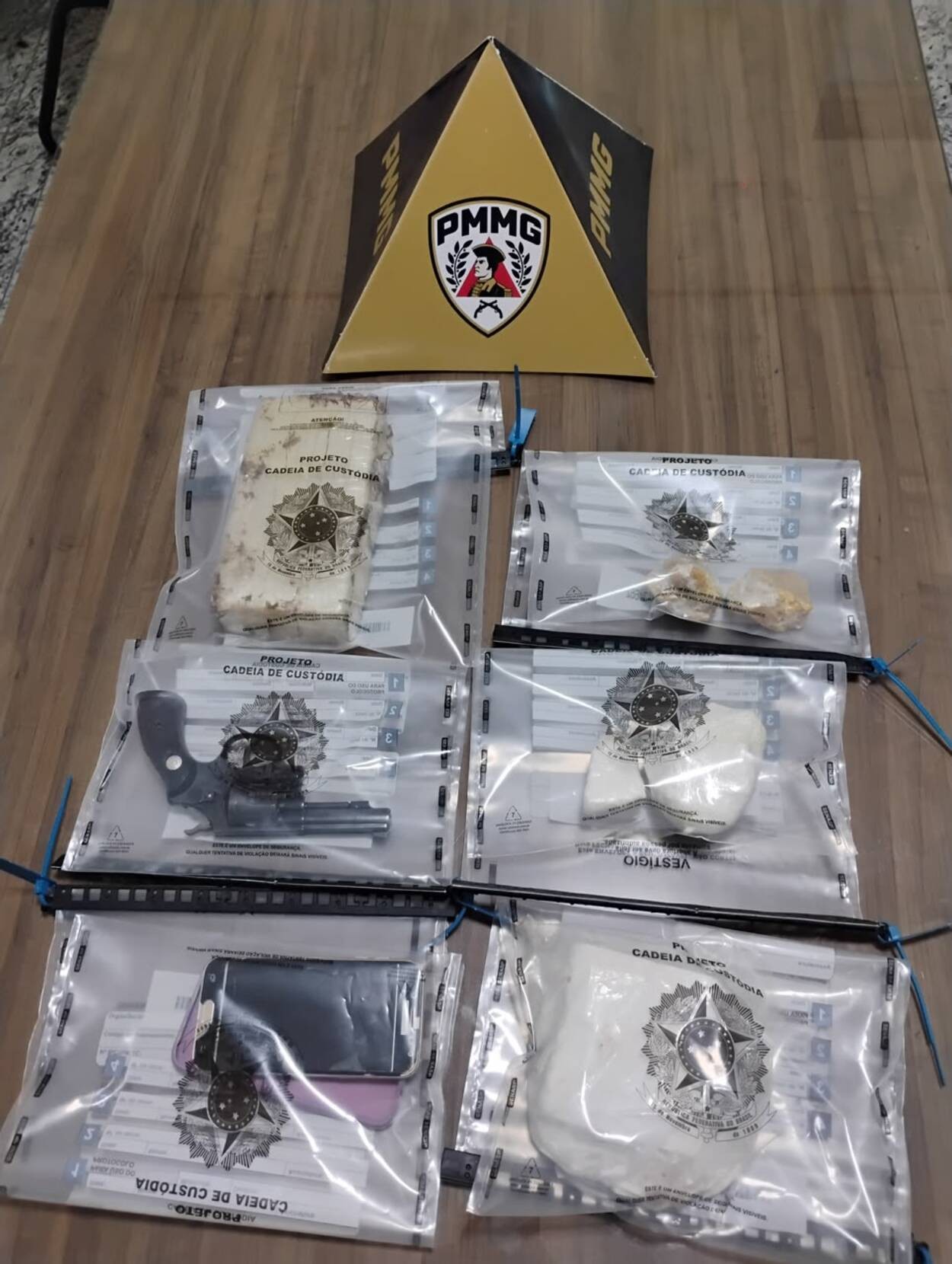 Drogas e arma são encontradas em roupas e fraldas na bagagem de mãe que seguia com bebê em táxi em MG