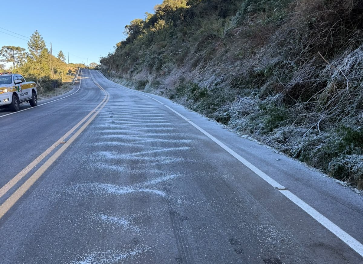 SC abaixo de -8°C: campos amanhecem branquinhos e rota turística recebe sal para conter gelo