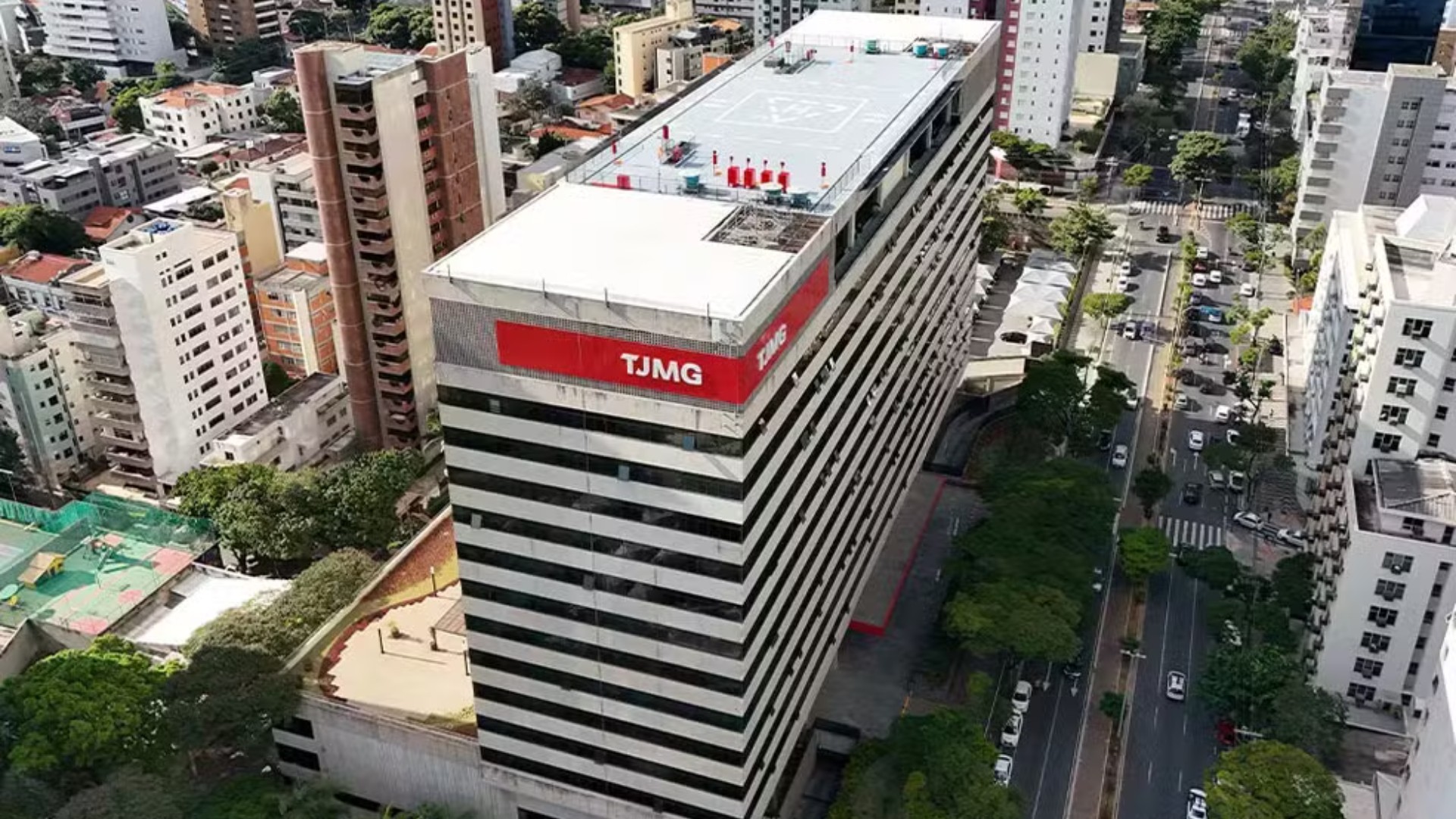 Família deve ser indenizada em R$ 75 mil após casa ser invadida por esgoto durante temporal em MG
