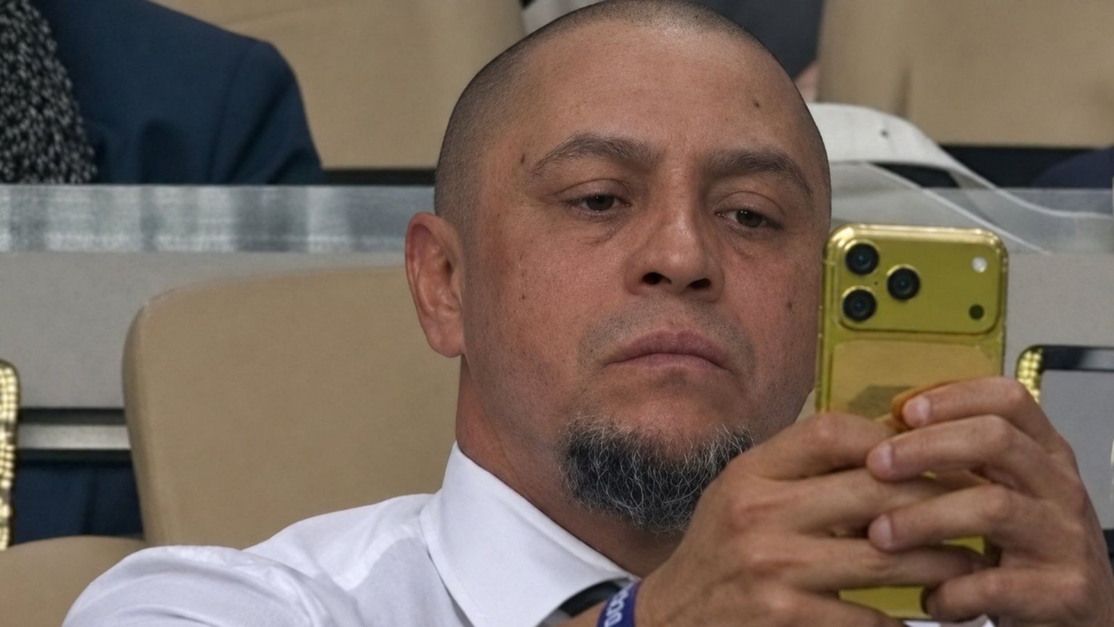 'iPhone de ouro' de Roberto Carlos viraliza durante jogo do Brasil