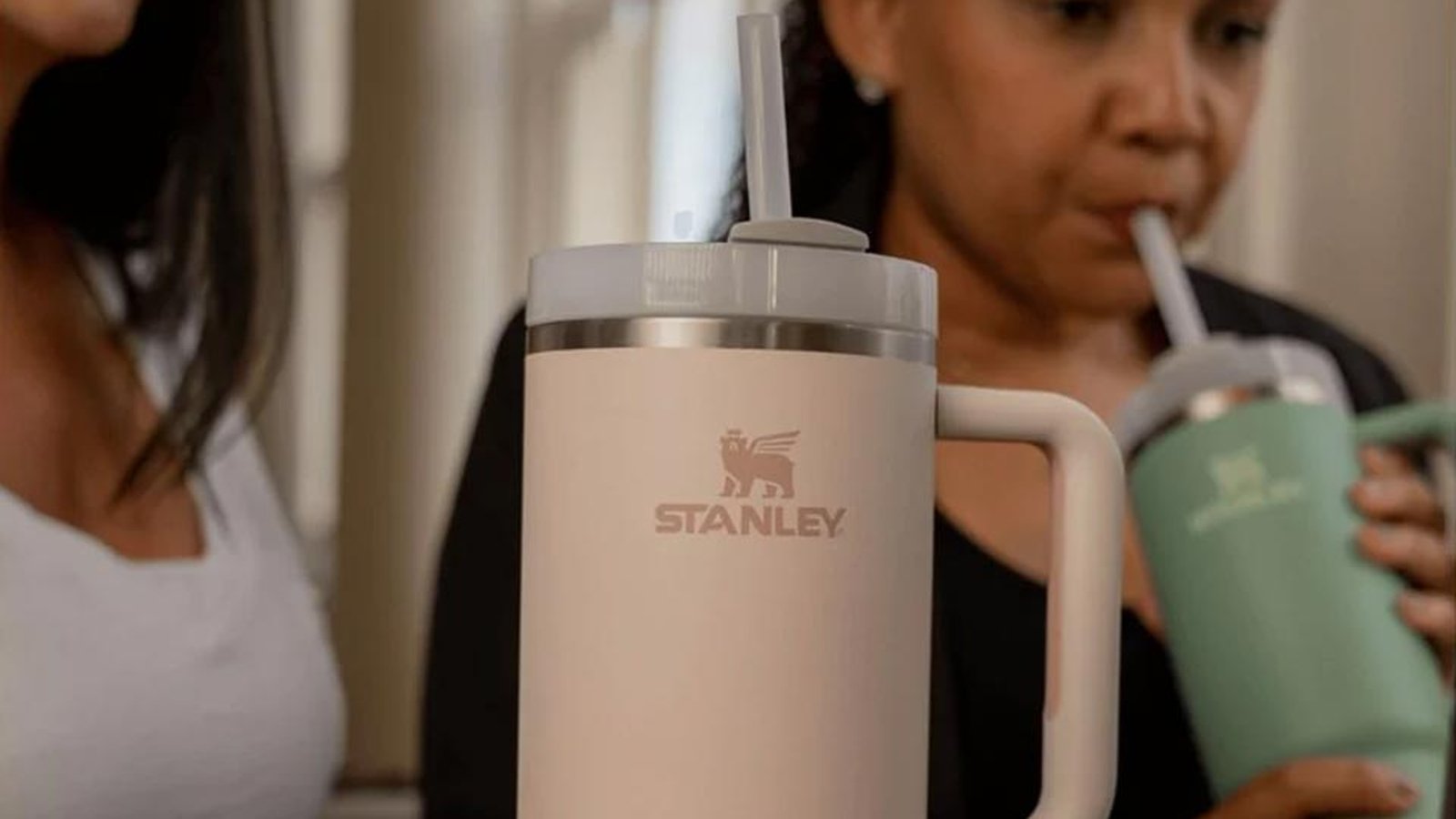 Super Sale da Stanley com até 54% off em copos, garrafas e mais; confira