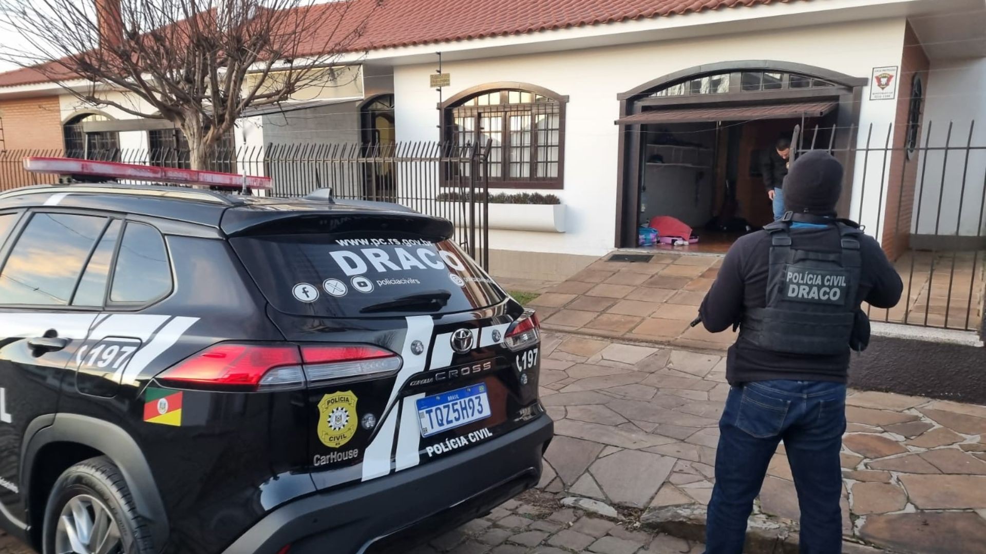 Chefe de facção de SC foragido desde 2019 é preso em casa de luxo no RS; polícia apreende anotações do tráfico