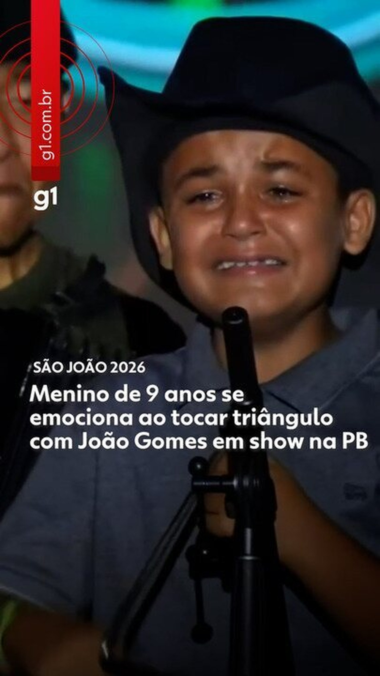 Menino de 9 anos se emociona ao tocar triângulo com João Gomes em show no interior da Paraíba: 'Realizei um dos melhores sonhos da vida'; VÍDEO