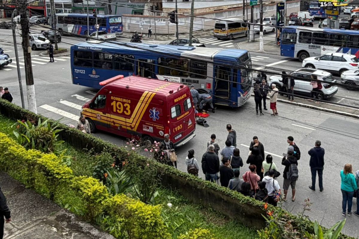 Mulher tem perna amputada após atropelamento por ônibus no litoral de SP