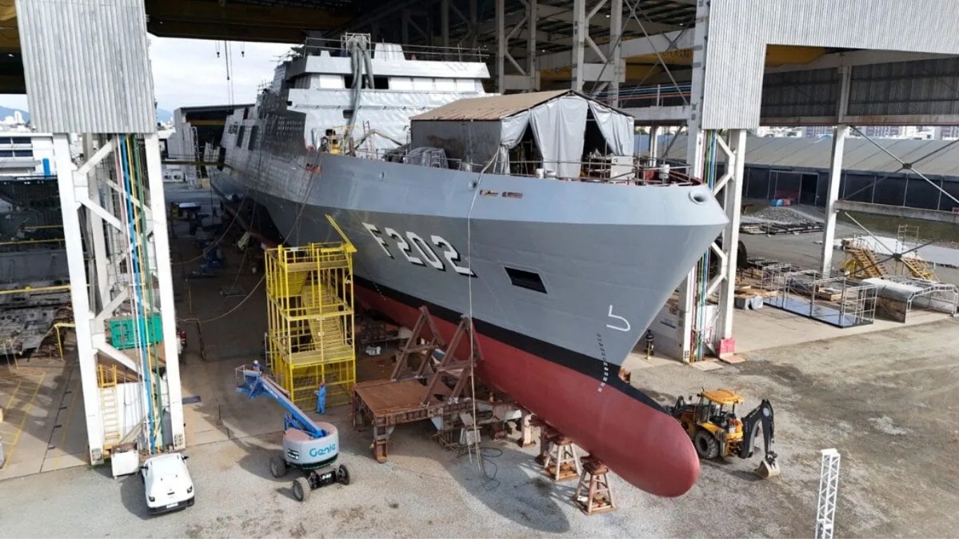 O que falta para a Fragata Cunha Moreira ser incorporada à Marinha? Navio de guerra foi lançado em SC