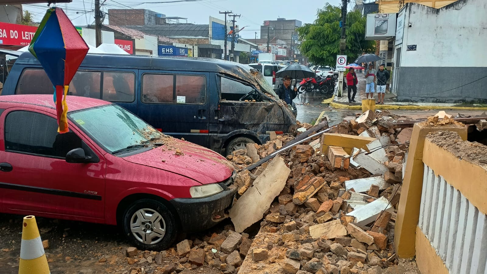 Casa abandonada desaba após fortes chuvas e duas pessoas ficam feridas em Esperança