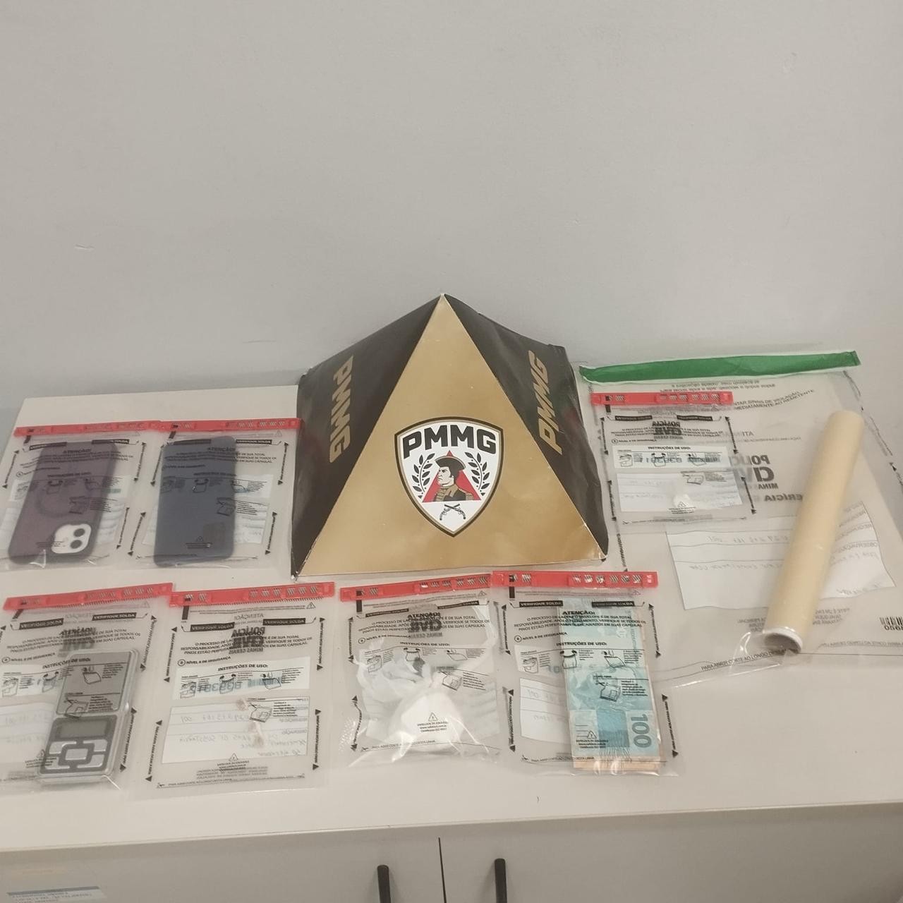 Ao perceber a presença da PM, jovem pede para ser algemado e confessa ter drogas em casa em Governador Valadares