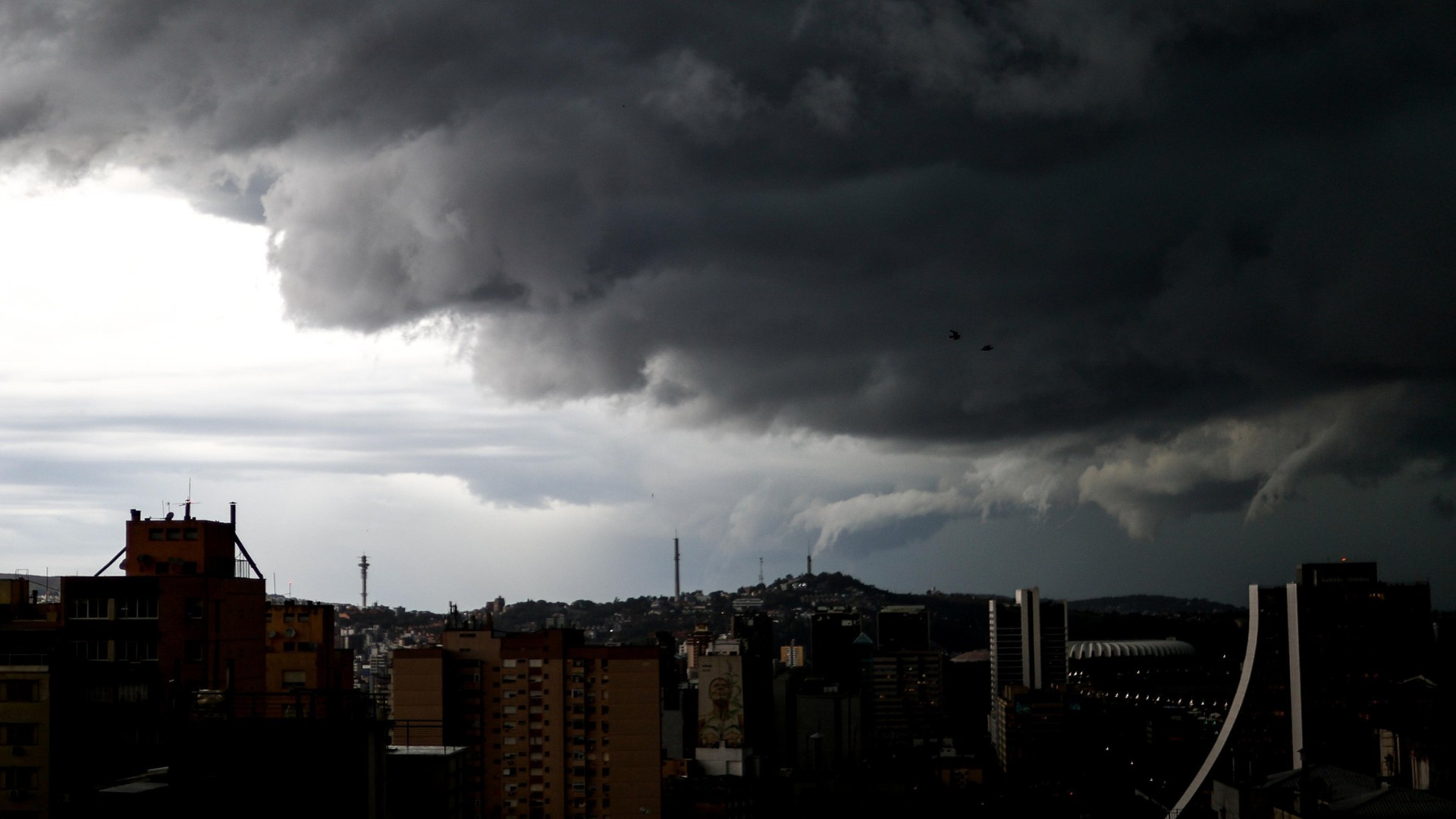RS tem previsão de tempestade e aviso para ventos de até 100 km/h neste domingo; veja as regiões afetadas