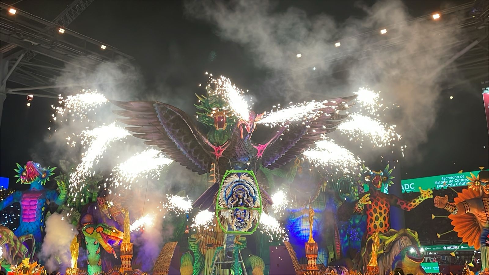 Marciele Albuquerque surge de alegoria inspirada em lenda amazônica na terceira noite de Parintins