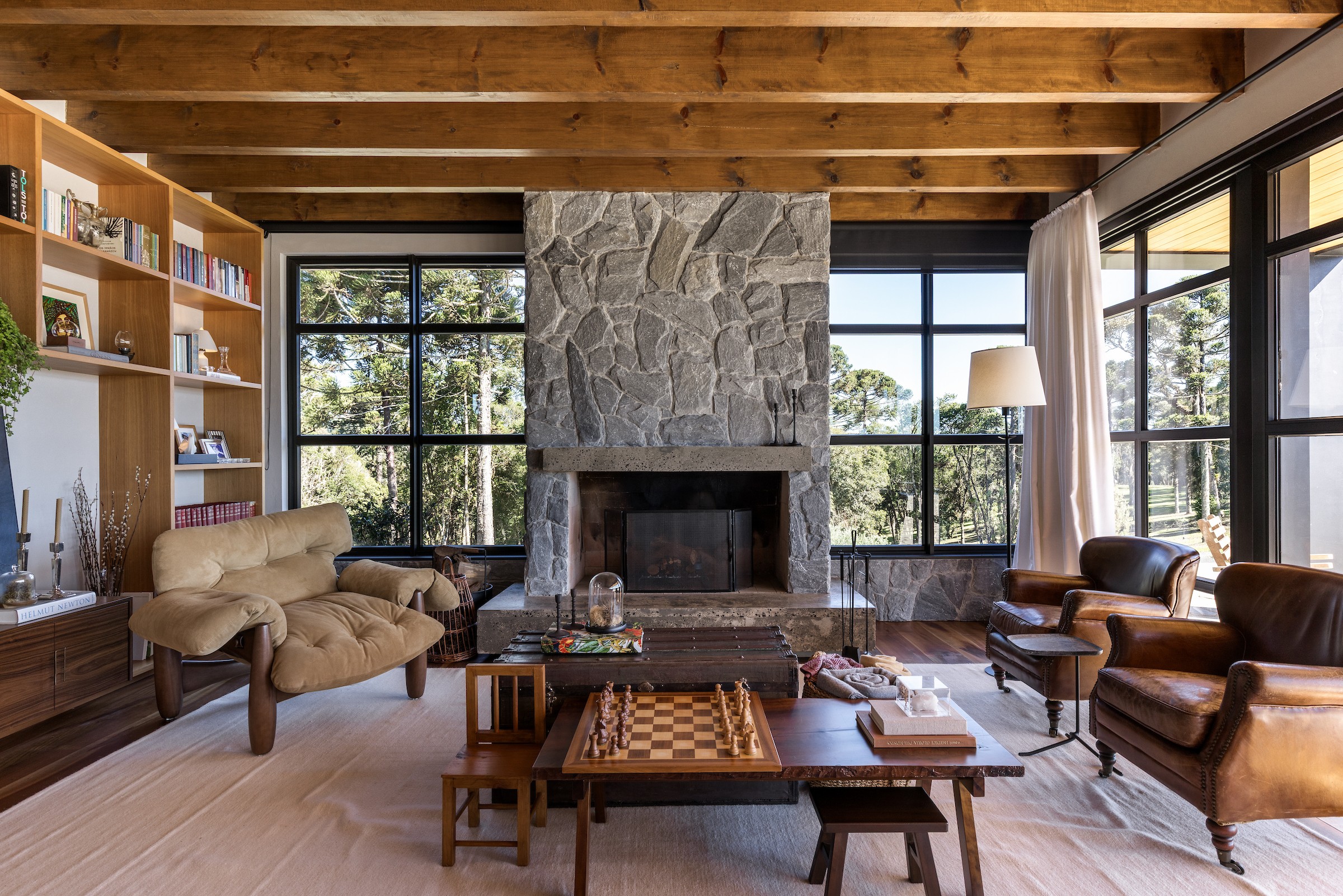 Na serra catarinense, casa une arquitetura escandinava e reuso de madeira