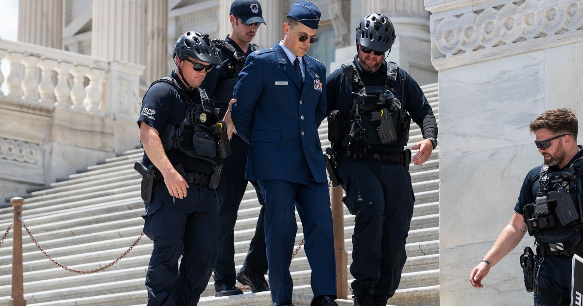 Militar dos EUA é preso no Capitólio após pedir impeachment de Trump