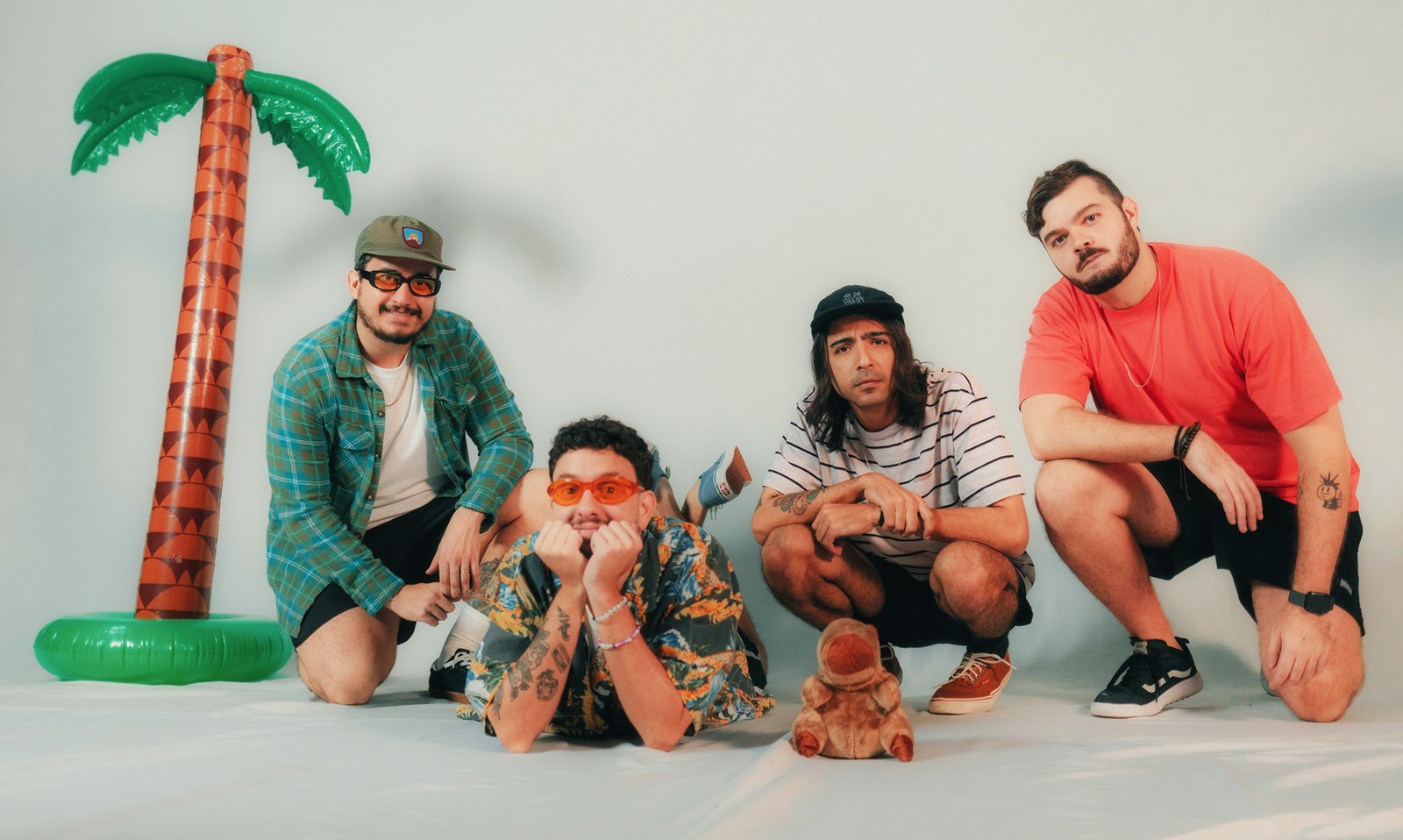 Melton Sello cria narrativa pop punk no primeiro álbum, 'Opa!', lançado oito anos após a formação da banda carioca