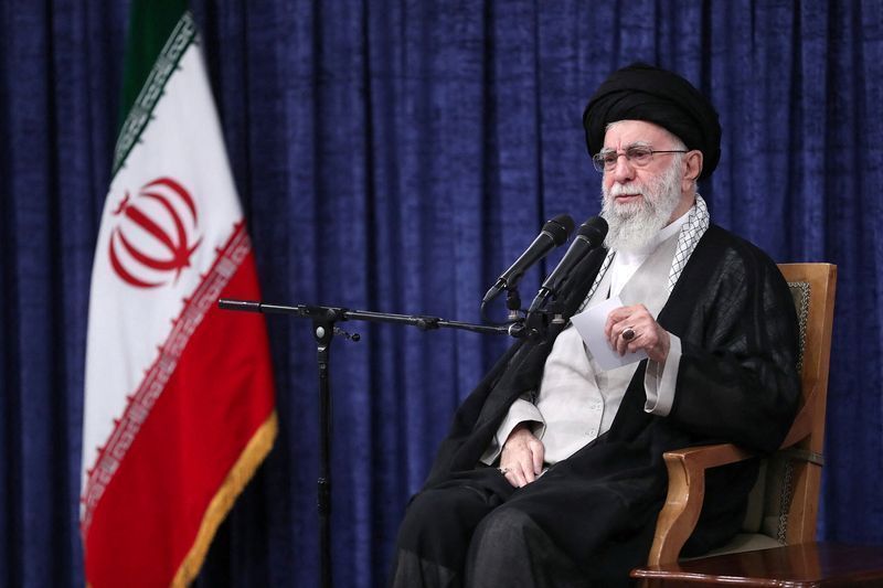 Imagens mostram caixão com o corpo de Ali Khamenei