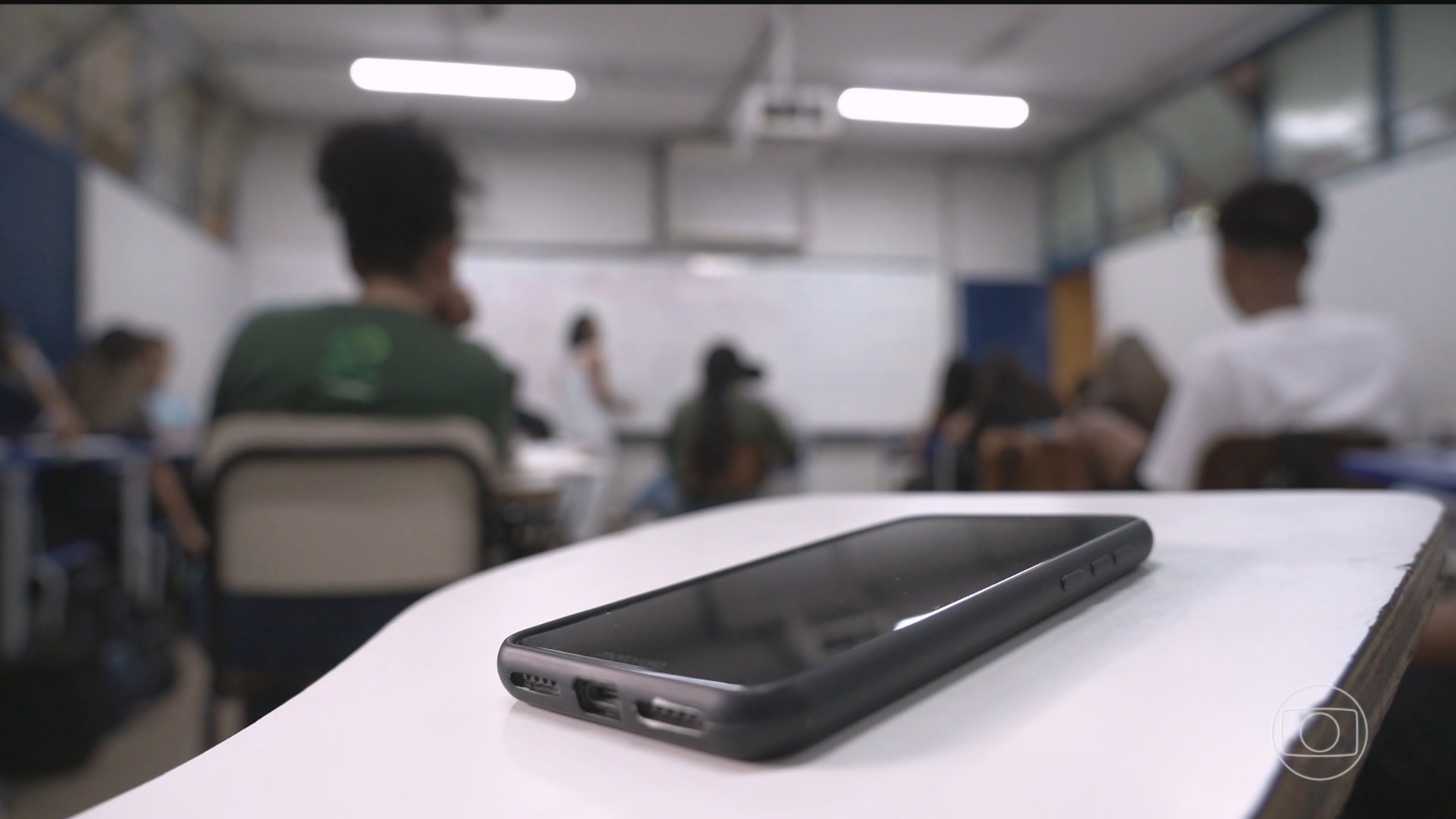Alunos estão menos ansiosos e mais sociáveis um ano após lei que restringe celulares nas escolas entrar em vigor, avaliam diretores