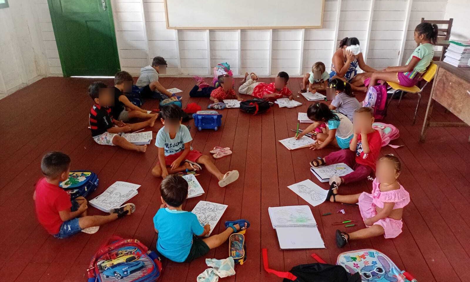 TCM determina melhorias urgentes em escola onde crianças estudam no chão em Breves, no Marajó
