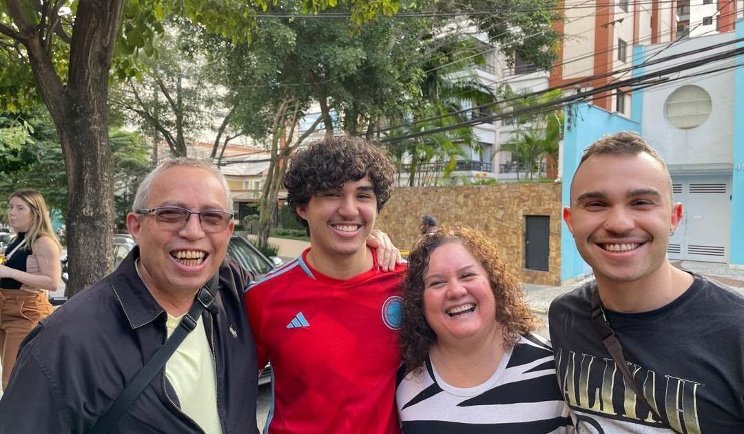 Brasileiro busca ajuda para encontrar pai sob escombros na Venezuela