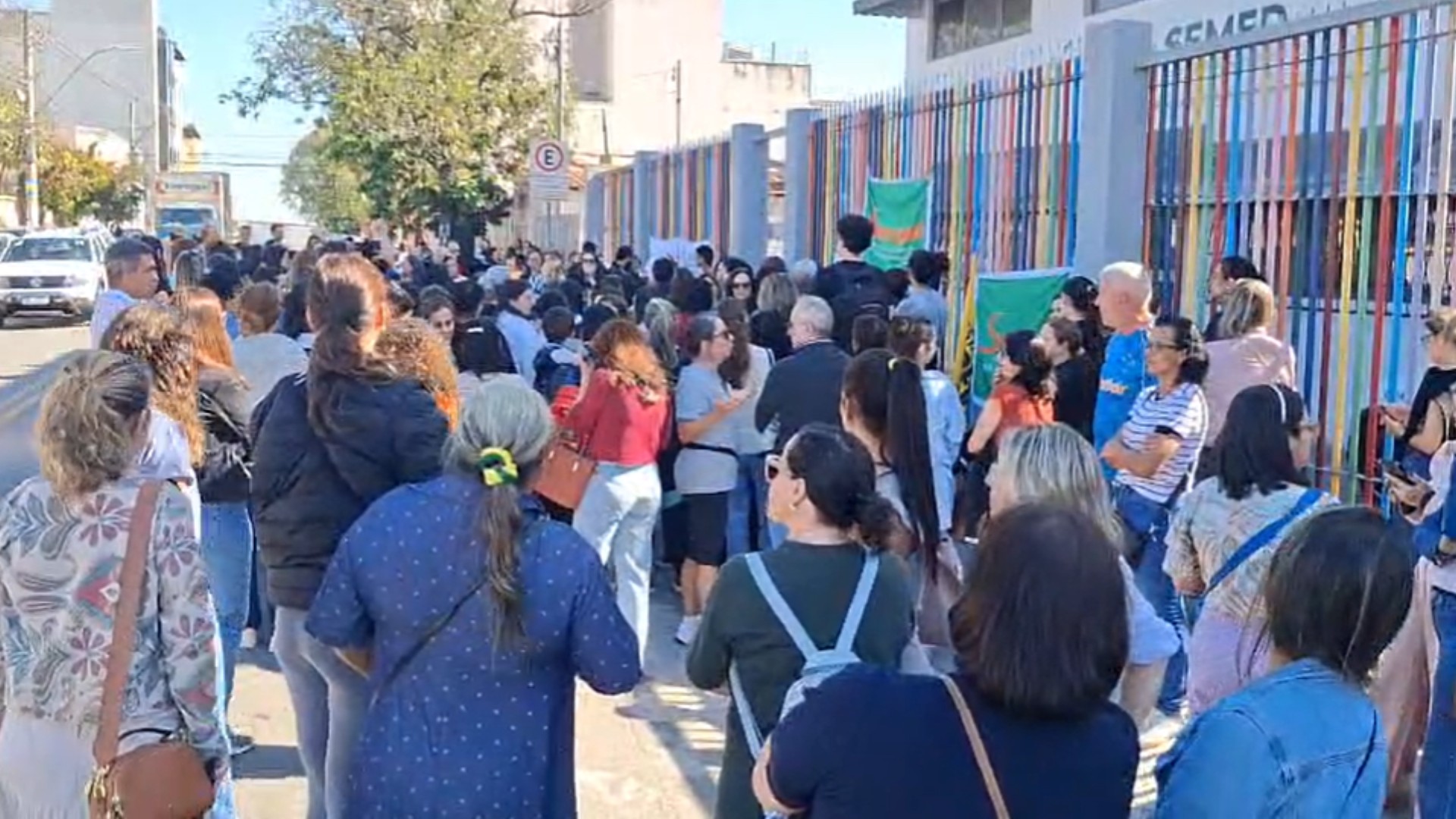 Servidores da educação entram em greve em Divinópolis