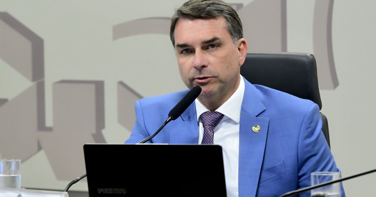 Flávio Bolsonaro deixa busca por vice em segundo plano