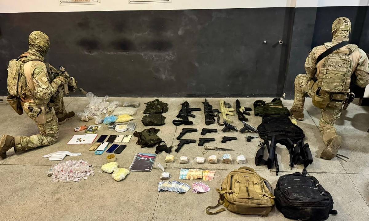 Operação prende quatro suspeitos de tráfico e apreende armas e quase R$ 30 mil em dinheiro na Bahia