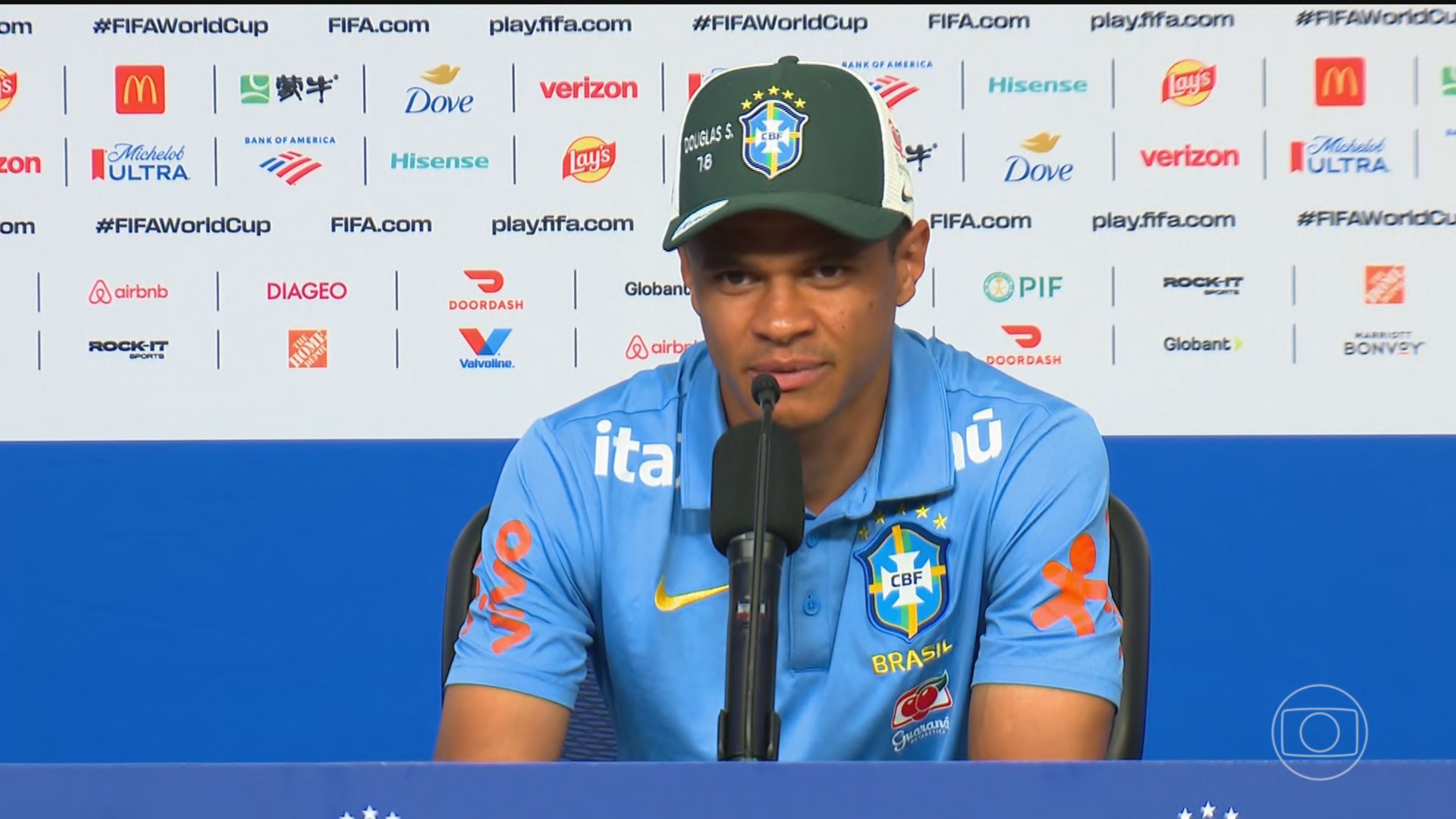 Lateral Douglas Santos se firma como um dos pilares de Ancelotti na Seleção