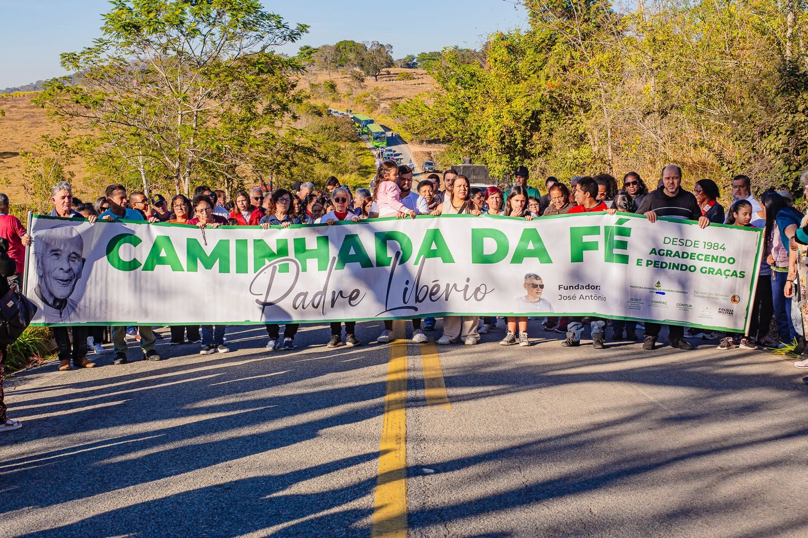 'Caminhada da Fé' em homenagem ao padre Padre Libério reúne romeiros em Leandro Ferreira