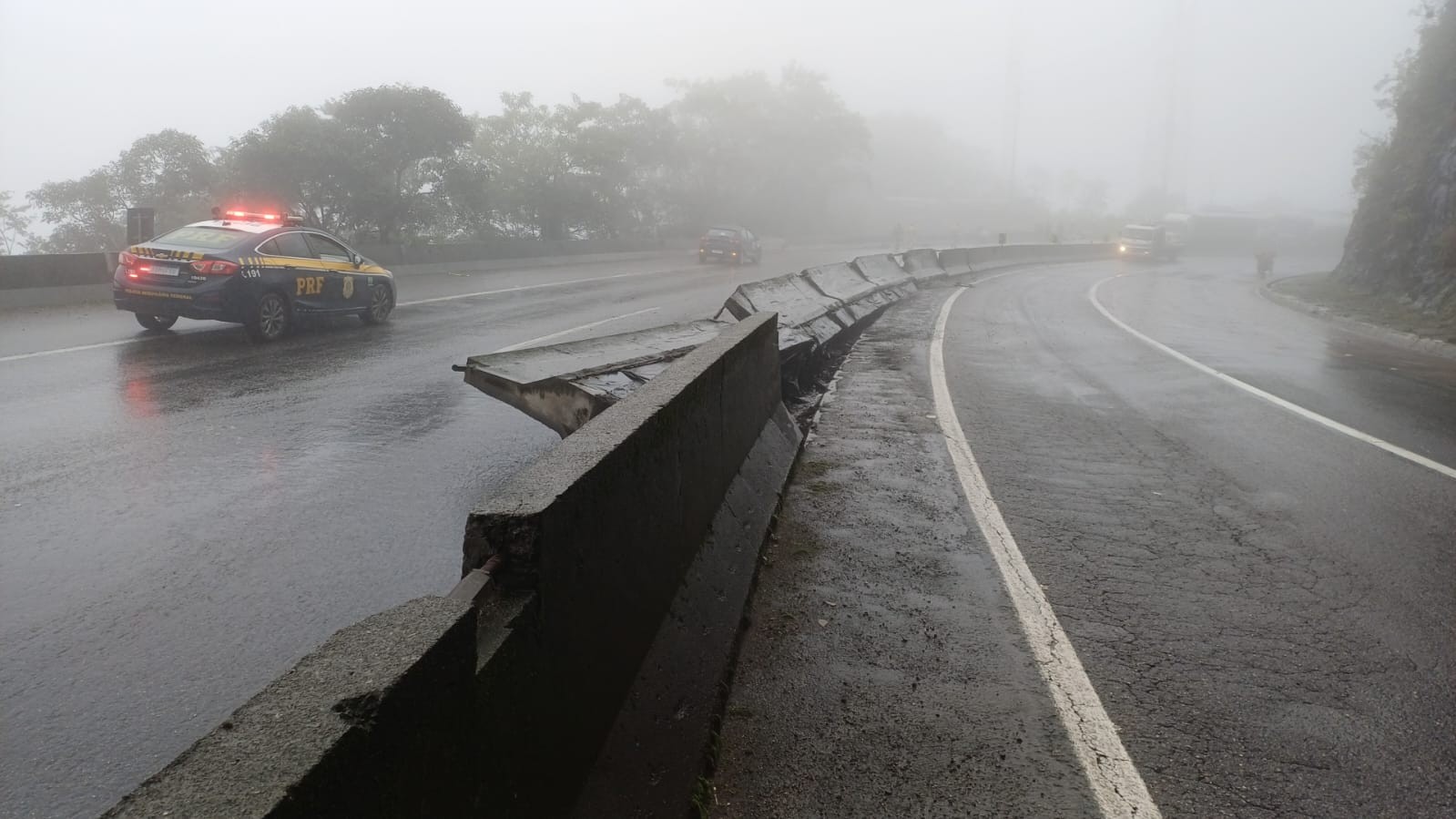 Caminhoneiro 'se perde' em serra, tomba carreta e BR-277 é totalmente bloqueada no litoral do Paraná
