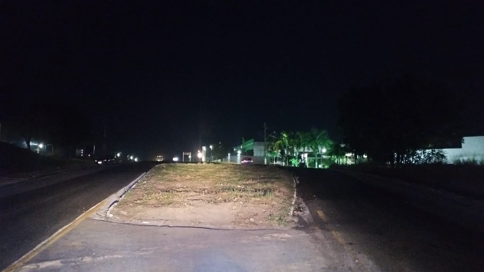 Motociclista se distrai com GPS, bate em canteiro e fica gravemente ferido na BR-494