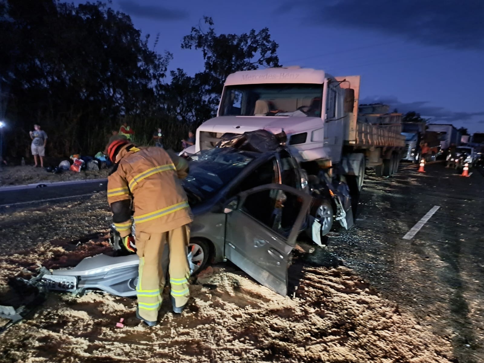 Engavetamento entre carreta e três carros deixa quatro feridos na BR-135