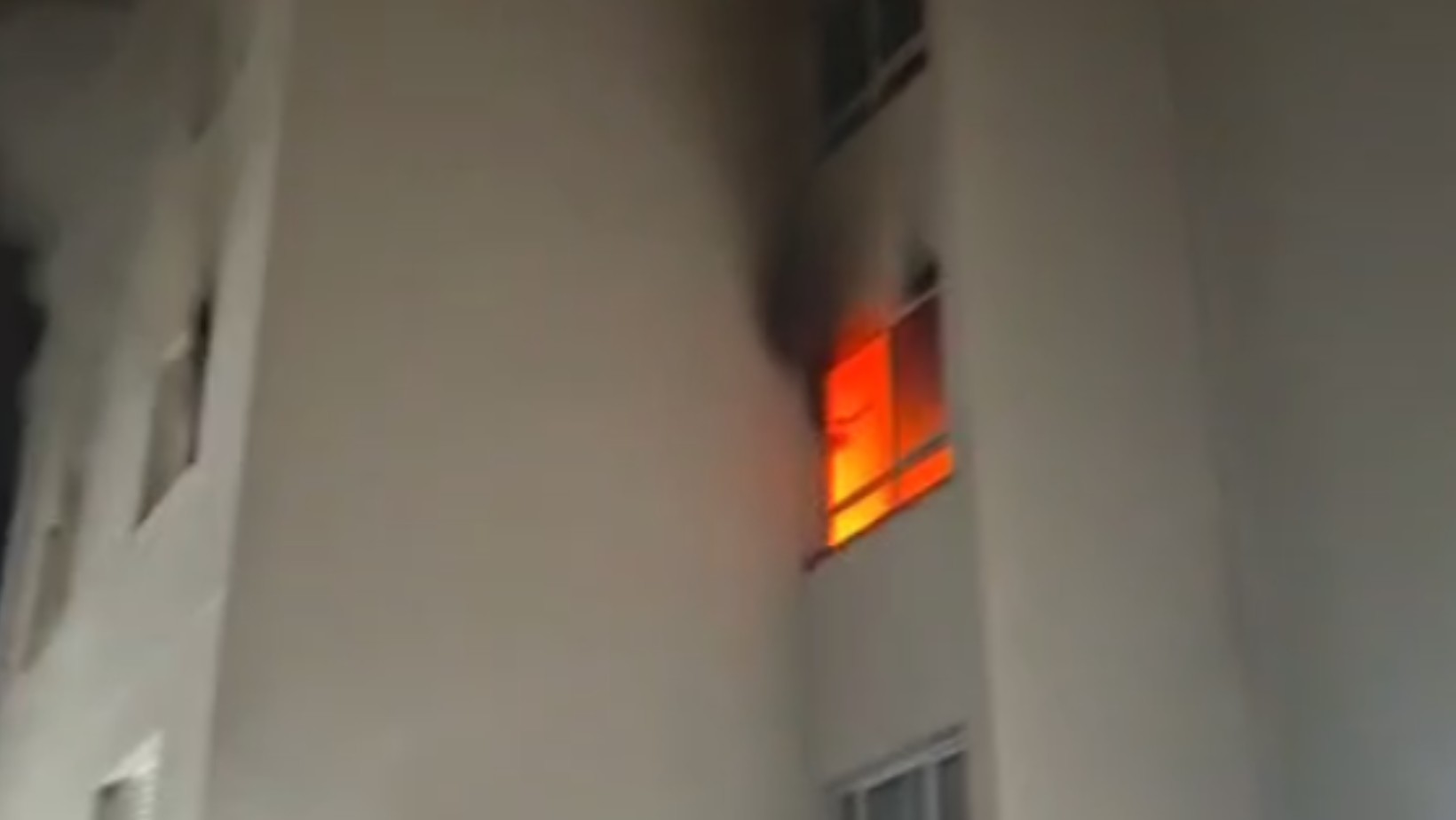 Incêndio atinge apartamento e mobiliza bombeiros em São José dos Campos