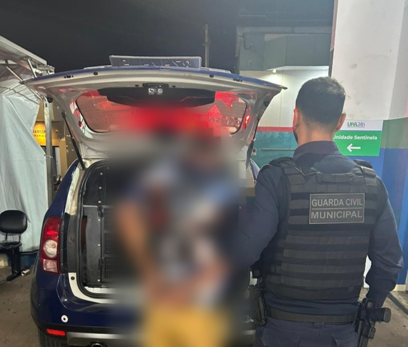 Homem se esconde em banheiro para escapar da prisão por descumprir medida protetiva contra a ex em MG